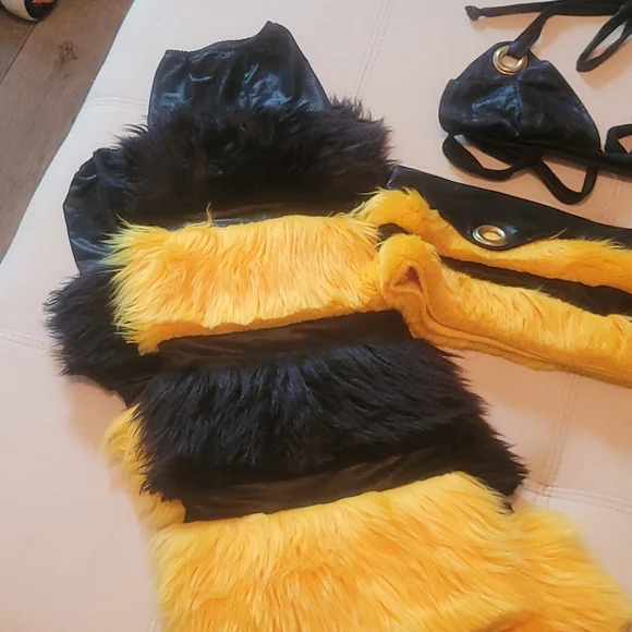 Sexiest bee costume ever! - Picture 5 of 7